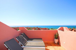 Luxury 3 bed Duplex Penthouse, 3 mins walk to the beach